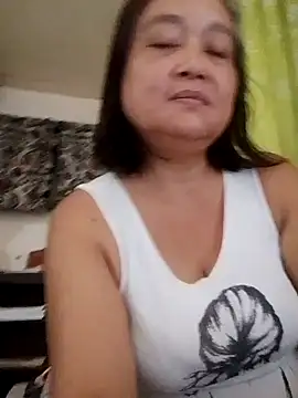 jeanyummytits online show from June 19, 2026, 12:04 am