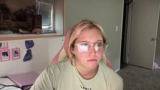 MUSCLEMOMMY1365 online show from May 25, 2026, 7:09 pm