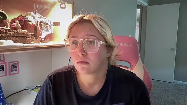 MUSCLEMOMMY1365 online show from June 6, 2026, 6:12 pm