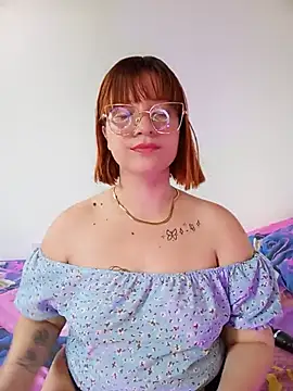 Snapshot of Curves_Nina chatting on July 15, 2026, 6:35 pm Curves Nina online show from July 15, 2026, 6:35 pm