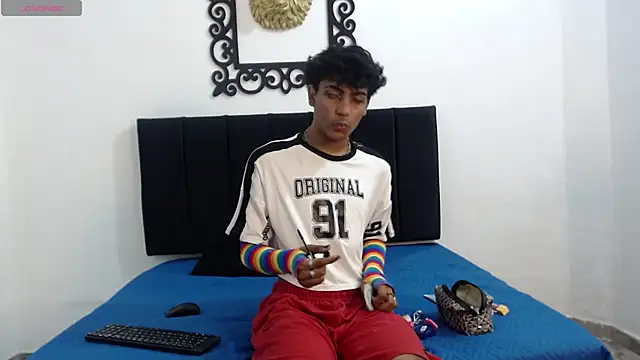 Snapshot of SinBoy_ chatting on April 28, 2026, 12:43 pm SinBoy online show from April 28, 2026, 12:43 pm