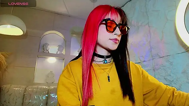 Moon Red r online show from July 9, 2026, 8:02 pm