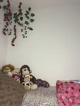 Daphnne Curly online show from May 17, 2026, 4:54 am