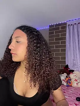 Daphnne Curly online show from August 7, 2026, 2:02 am