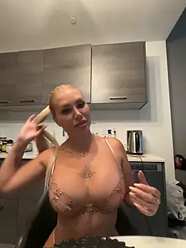 Snapshot of Karen_Luxe chatting on May 30, 2026, 11:24 pm Karen Luxe online show from May 30, 2026, 11:24 pm