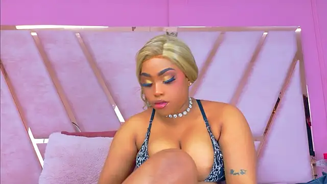 TiannahGlow online show from May 16, 2026, 12:26 pm