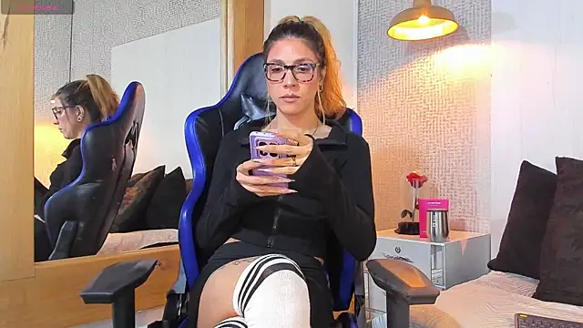 JessieGarvet19 online show from June 12, 2026, 4:44 am