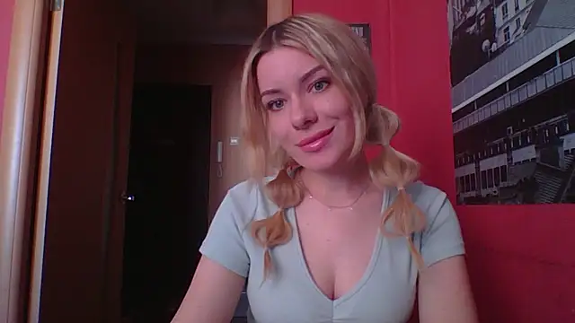 Softy Aura  online show from May 18, 2026, 9:59 am