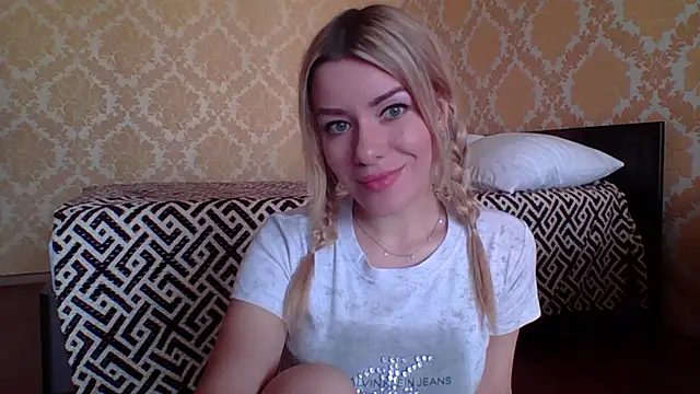 Softy Aura  online show from May 28, 2026, 1:19 pm