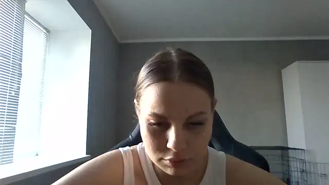  Linsyy ee  online show from May 6, 2026, 3:39 pm