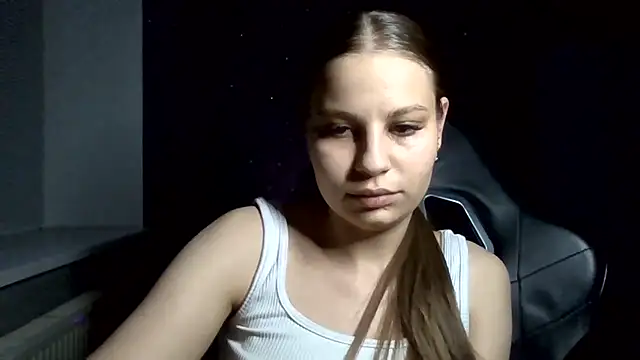 Linsyy ee  online show from May 10, 2026, 9:42 pm
