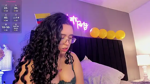 isaxcurves online show from June 13, 2026, 8:07 pm