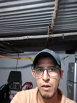 chicolargo17 online show from May 10, 2026, 11:10 pm