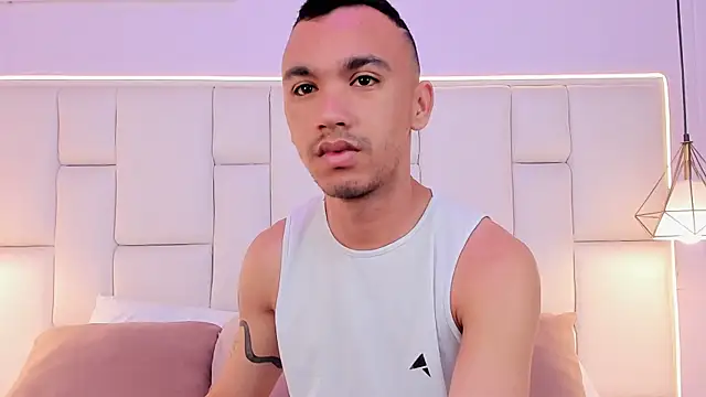 AndresSolorzano1 online show from May 11, 2026, 11:38 am