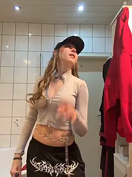 Lina-420 online show from May 4, 2026, 8:49 pm