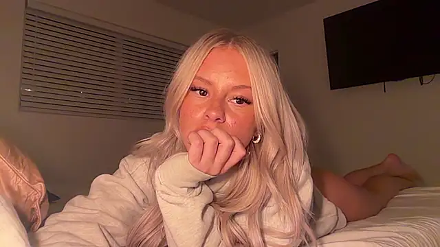 kenziesmithh online show from May 15, 2026, 6:42 am