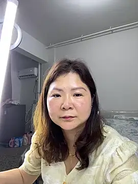 Snapshot of linda51863 chatting on June 3, 2026, 2:33 pm linda51863 online show from June 3, 2026, 2:33 pm