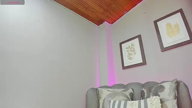 Roxanna moore online show from June 25, 2026, 5:07 am