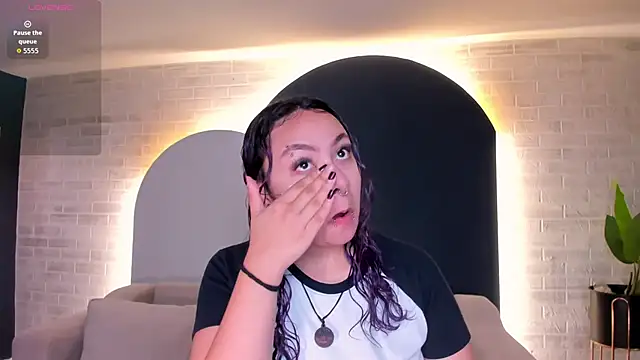 Snapshot of LoiseHarper chatting on June 12, 2026, 3:27 am LoiseHarper online show from June 12, 2026, 3:27 am