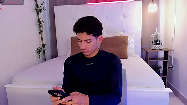 Snapshot of Alejo-and-Thiago chatting on July 29, 2026, 12:14 pm Alejo-and-Thiago online show from July 29, 2026, 12:14 pm