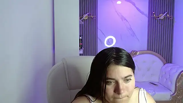 Laurha  online show from June 1, 2026, 7:48 pm