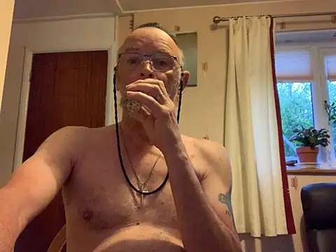 Snapshot of Moonraker64 chatting on May 4, 2026, 5:03 am Moonraker64 online show from May 4, 2026, 5:03 am