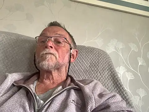 Snapshot of Moonraker64 chatting on June 3, 2026, 2:33 pm Moonraker64 online show from June 3, 2026, 2:33 pm