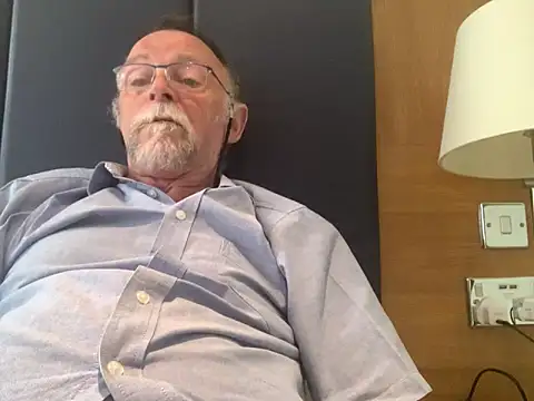 Snapshot of Moonraker64 chatting on June 17, 2026, 3:24 pm Moonraker64 online show from June 17, 2026, 3:24 pm