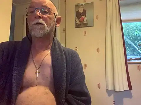 Snapshot of Moonraker64 chatting on July 4, 2026, 5:13 am Moonraker64 online show from July 4, 2026, 5:13 am