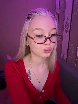 Velvet Doll  online show from June 1, 2026, 4:47 am