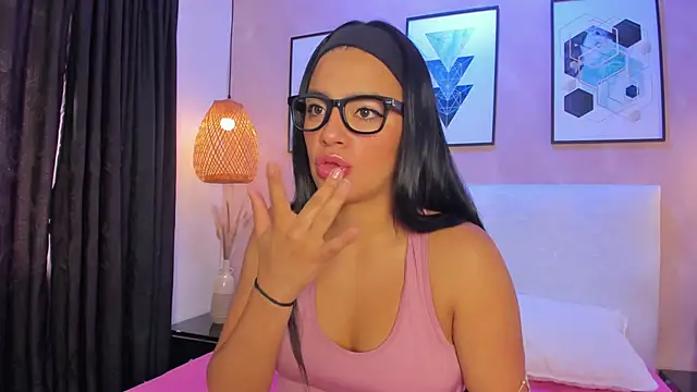 Hilaryportman149 online show from May 6, 2026, 12:43 pm