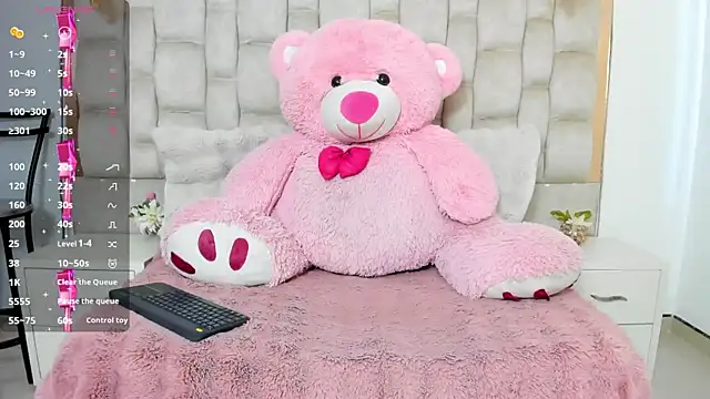 MaddyReyes online show from June 12, 2026, 7:35 pm