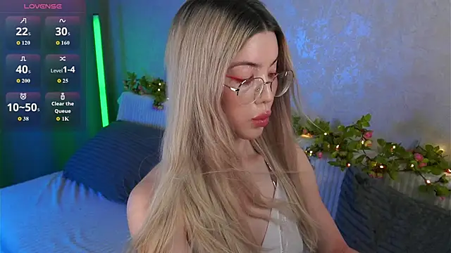 LindaThackerr online show from June 14, 2026, 4:14 am