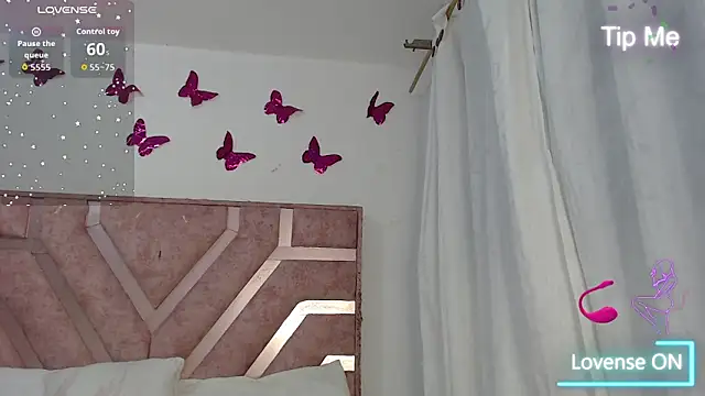 Snapshot of roxy-fox chatting on May 15, 2026, 1:45 am roxy-fox online show from May 15, 2026, 1:45 am