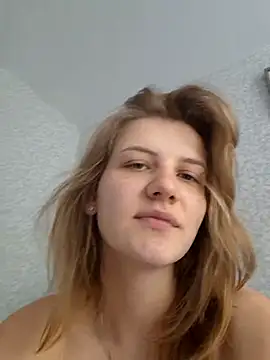 mooniekiss online show from May 27, 2026, 8:44 am