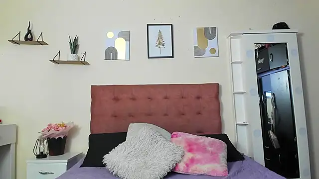 Natalia Dahlia online show from August 1, 2026, 9:57 pm