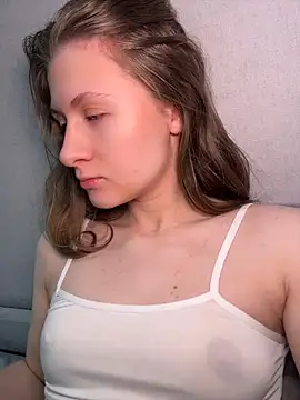 MiaWyn online show from May 19, 2026, 2:07 am
