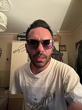 ylnut58 online show from May 15, 2026, 7:21 pm