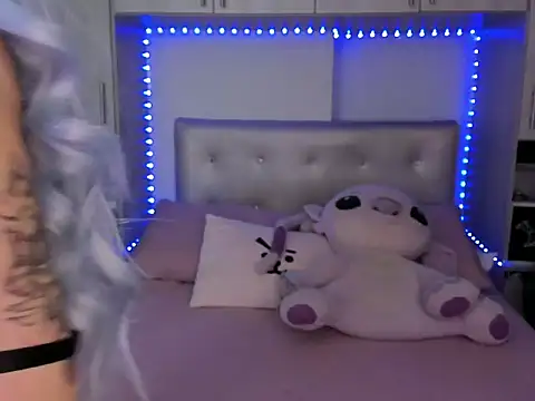 Honniewhitee  online show from July 6, 2026, 10:12 pm
