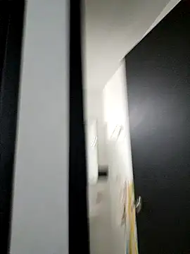 HOTANDSKINNY online show from July 1, 2026, 11:45 am