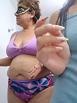 HOTANDSKINNY online show from July 2, 2026, 7:09 pm