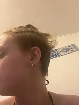 Quenn667 online show from July 16, 2026, 9:43 pm