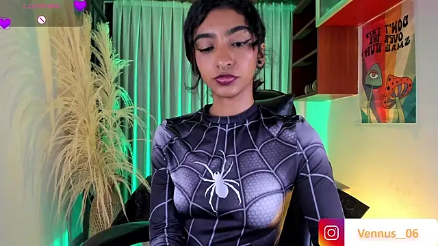 Snapshot of HottieVeroo_ chatting on June 17, 2026, 1:41 am HottieVeroo online show from June 17, 2026, 1:41 am