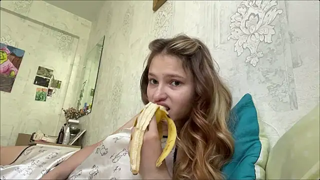HeIen cute online show from June 30, 2026, 6:25 am