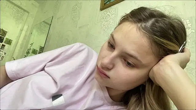 HeIen cute online show from July 9, 2026, 5:22 am