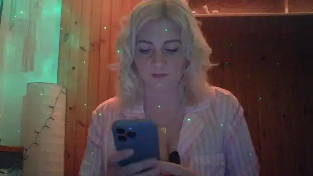 Snapshot of LunaaKiss chatting on June 3, 2026, 10:15 pm LunaaKiss online show from June 3, 2026, 10:15 pm