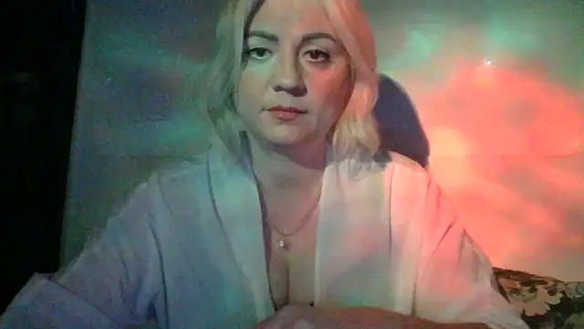 Snapshot of LunaaKiss chatting on June 8, 2026, 8:20 pm LunaaKiss online show from June 8, 2026, 8:20 pm