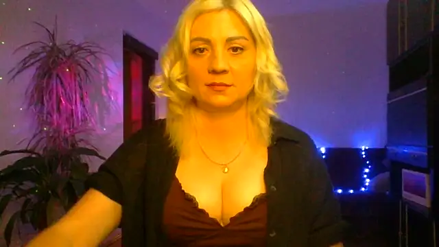 Snapshot of LunaaKiss chatting on June 12, 2026, 8:41 pm LunaaKiss online show from June 12, 2026, 8:41 pm