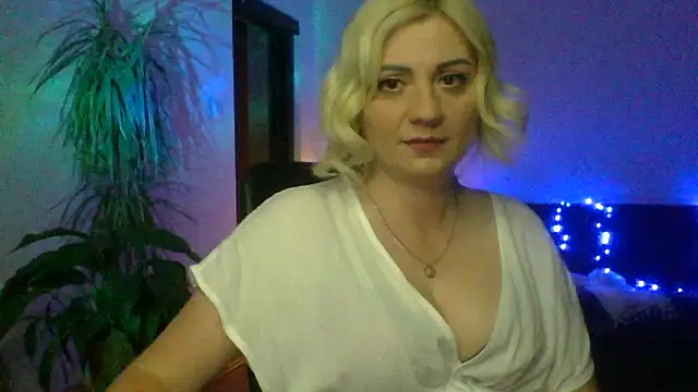 Snapshot of LunaaKiss chatting on June 15, 2026, 8:44 pm LunaaKiss online show from June 15, 2026, 8:44 pm