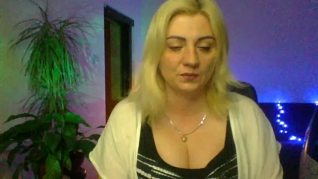 Snapshot of LunaaKiss chatting on June 16, 2026, 8:00 pm LunaaKiss online show from June 16, 2026, 8:00 pm